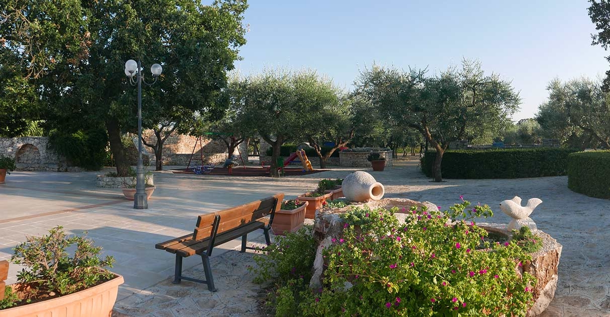 Scorcio di piazzale con vista giostrine Agriturismo Regno di Marzagaglia Gioia del Colle