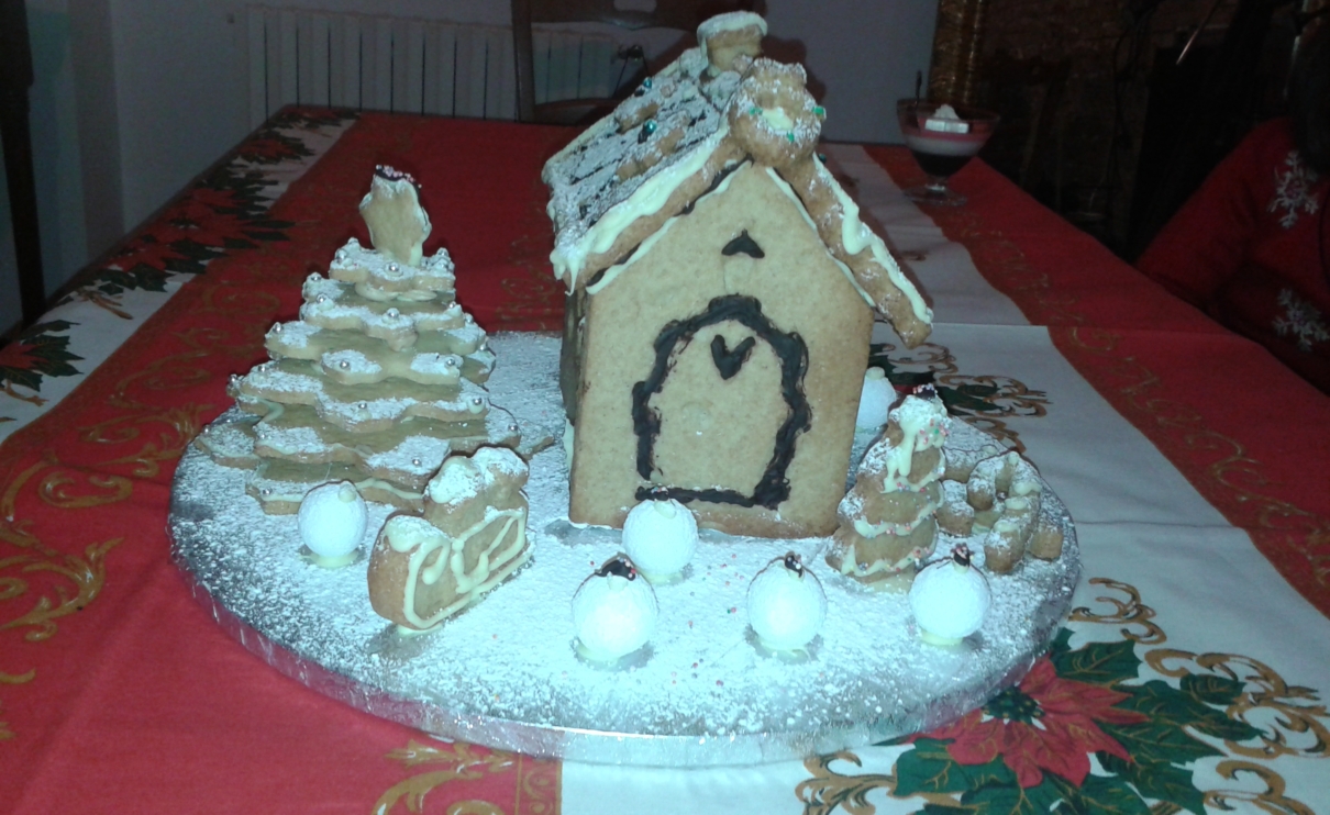 Casa bianca di biscotti. Tipico dolce di Natale all'Agriturismo Regno di Marzagaglia a Gioia del Colle, Bari